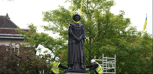 Colocaron una estatua de Margaret Thatcher y recibió una lluvia de huevos