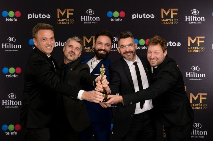 Juan Ferrara, Luciano García y Juan Braceli junto a los productores de "Cocineros Argentinos" con el Martín Fierro que se llevó el programa.