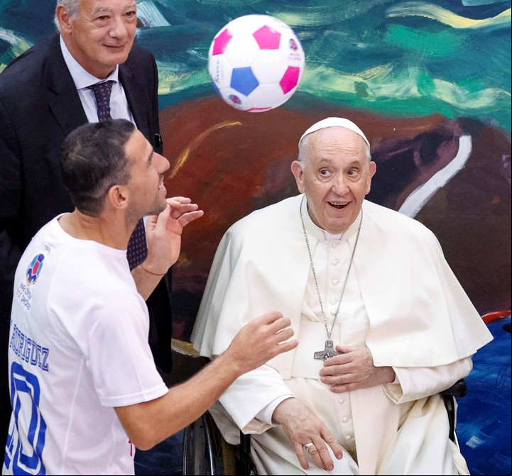 El autor del golazo a México en el Mundial 2006 deslumbra al Papa con la pelota. Foto EFE