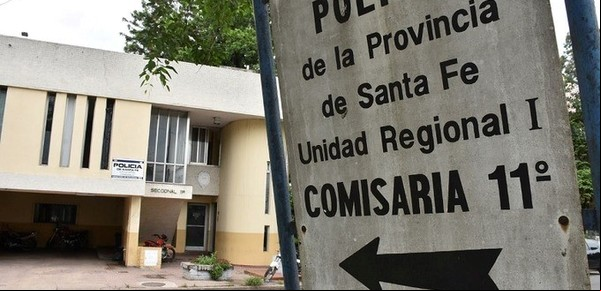 Escándalo en Santa Fe: allanan una comisaría y encuentran a un preso teniendo sexo sobre un escritorio
