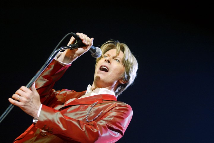 En esta foto de archivo tomada el 24 de septiembre de 2002 el cantante británico David Bowie actúa en el Zenith de París. - Brett Morgen presenta su documental sobre Bowie durante la 75ª edición del Festival de Cannes. (Foto de Martin BUREAU / AFP)