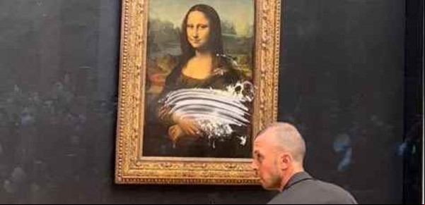 Atacaron La Gioconda en el Louvre: un visitante le arrojó un pedazo de torta