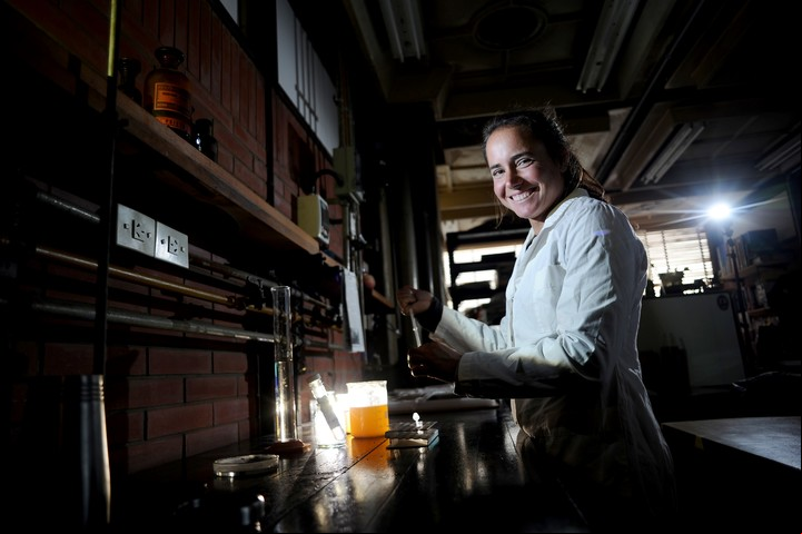 Belén Tavella en el laboratorio. Foto: Germán García Adrasti.