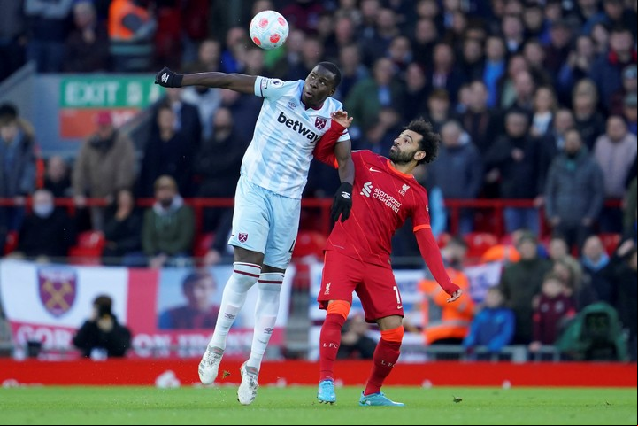 Kurt Zouma con la camiseta de West Ham, en un partido contra el Liverpool. Foto: AP
