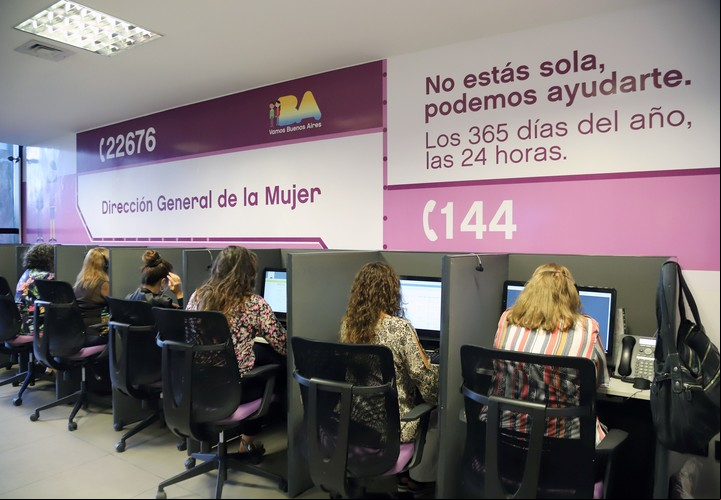 La línea 144 va a continuar operativa y pasará a llamarse “de atención a personas en situación de violencia y riesgo”.