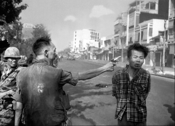 El jefe de la Policía Nacional de Vietnam del Sur, general de brigada Nguyen Ngoc Loan, ejecuta a un presunto oficial del Viet Cong de un solo disparo en la cabeza en Saigón, Vietnam, el 1 de febrero de 1968. Foto AP