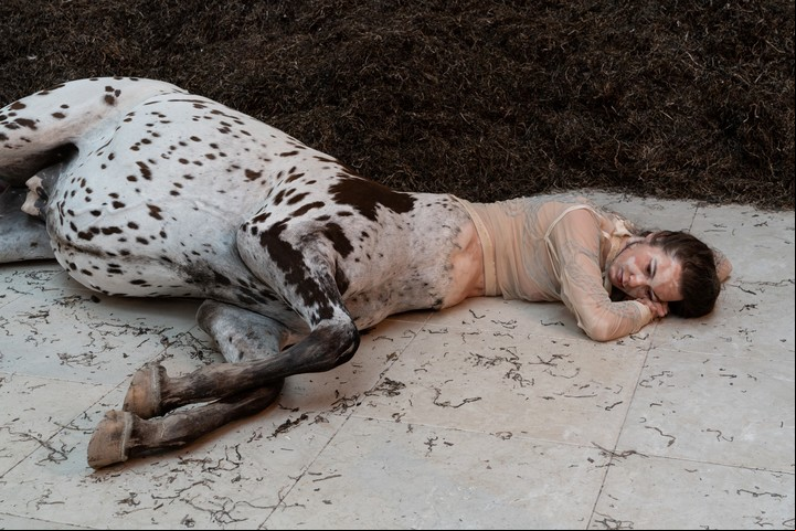 El centauro ahorcado, del danés Uffe Isolotto: taxidermistas y maquilladores participaron en la obra.