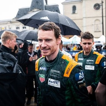 Del cine a las pistas: el actor Michael Fassbender correrá las legendarias 24 horas de Le Mans y ya tuvo un accidente
