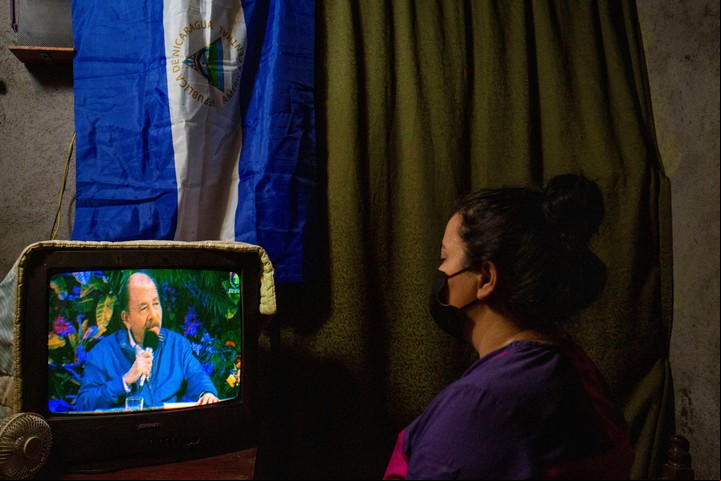 Un mujer escucha un discurso de Ortega por TV, en Managua. Foto: Reuters