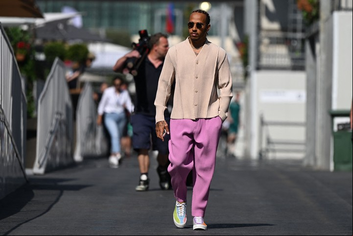 Desde hace varios años, Lewis Hamilton se lanzó a apoyar causas sociales e impulsó también a Mercedes. Foto OZAN KOSE / AFP