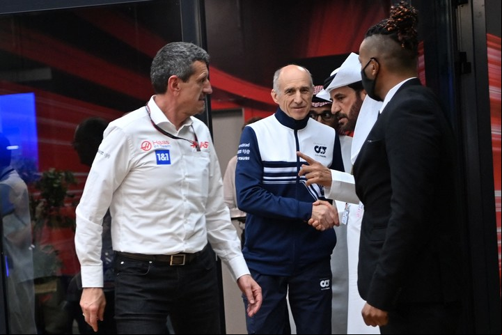 Ben Sulayem junto a Guenther Steiner, el jefe de equipo de Haas, y Franz Tost, el encargado de Alpha Tauri. Foto ANDREJ ISAKOVIC / AFP