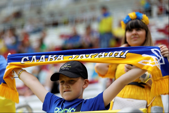 Miles de simpatizantes ucranianos acompañaron a su seleccionado en Lodz. (Foto: Michal Dyjuk / AP)