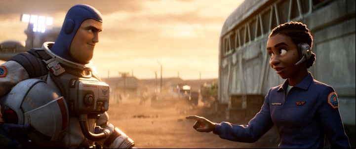 Buzz Lightyear (voz original de Chris Evans) y Alisha Hawthorne (Uzo Aduba), el personaje del ya famoso beso lésbico.