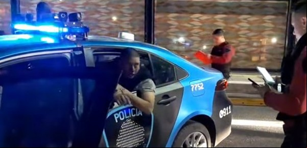 Ataque de furia: chocó contra un poste, se resistió a ser detenido y rompió un patrullero a patadas