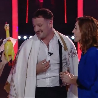Compró un pollo de goma, lo llamó Rogelio, se lo tatuó, lo llevó a La Voz Argentina y fue tendencia en Twitter