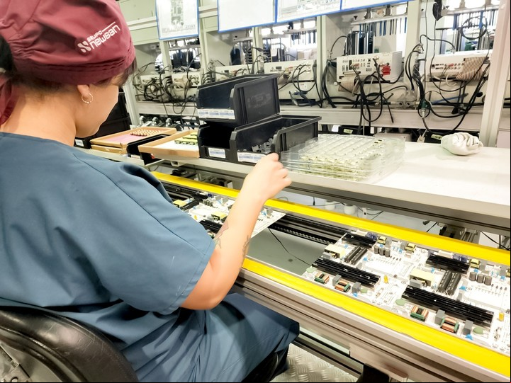Las mujeres logran un mejor desempeño en el armado de los celulares.