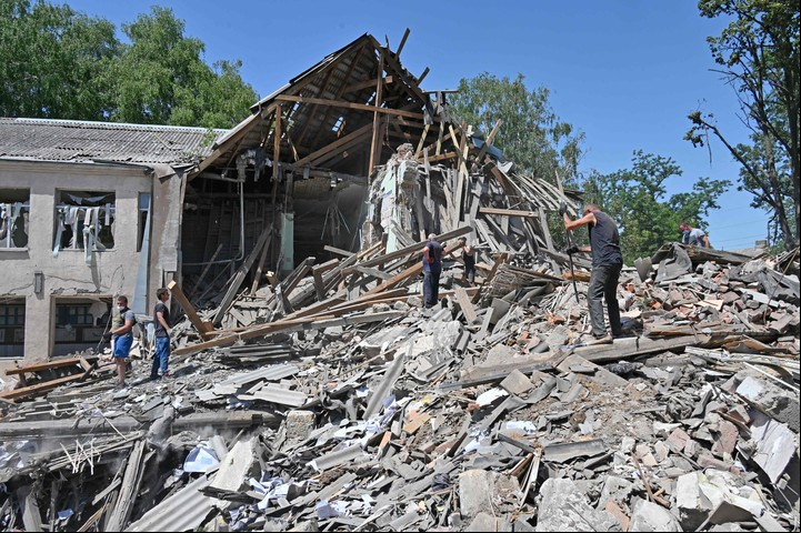 Las ruinas de un edificio de oficinas en Lyubotyn, en la región de Járkov. Foto: AFP