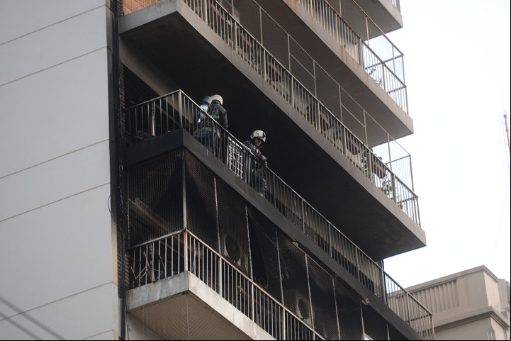 Los Bomberos recorrieron los diferentes pisos junto a un equipo médico. Foto Luciano Thieberger
