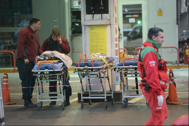 El operativo del SAME con 22 ambulancias en el incendio. Foto: Luciano Thieberger.