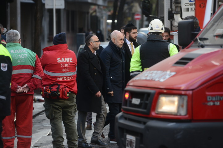 Larreta agradeció el trabajo del SAME y de los bomberos. Dijo que la primer autobomba llegó a la esquina de Ecuador y Córdoba en 7 minutos. Foto: Luciano Thieberger.
