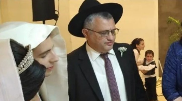 Ioni y Sari debajo de la jupá, el día de su boda. Vivían en el edificio de Ecuador al 1000 y sus tres hijos fallecieron.