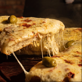 Pizza a la piedra vs. pizza al molde: dos estilos que dividen a los argentinos