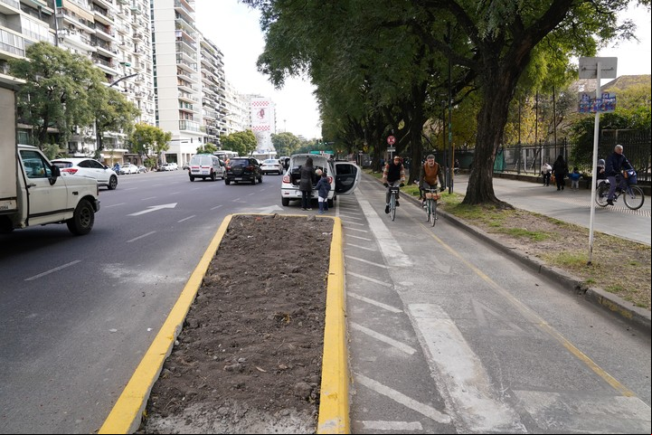 Canteros. Se repiten a lo largo de toda la extensión de la ciclovía. Estos se encuentran frente a dos escuelas públicas, cerca del boulevard Olleros. Foto Guillermo Rodríguez Adami