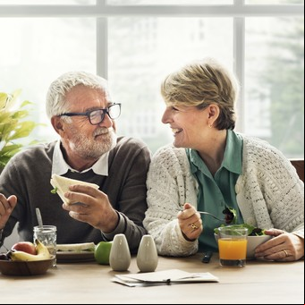 Qué beneficios tiene el ayuno intermitente para la salud intestinal en adultos mayores