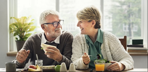Qué beneficios tiene el ayuno intermitente para la salud intestinal en adultos mayores