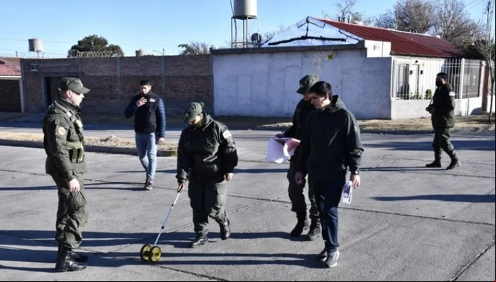 Los peritos, en los trabajos previos a la reconstrucción de la desaparición que se hará este miércoles. Fotos Diario de La República