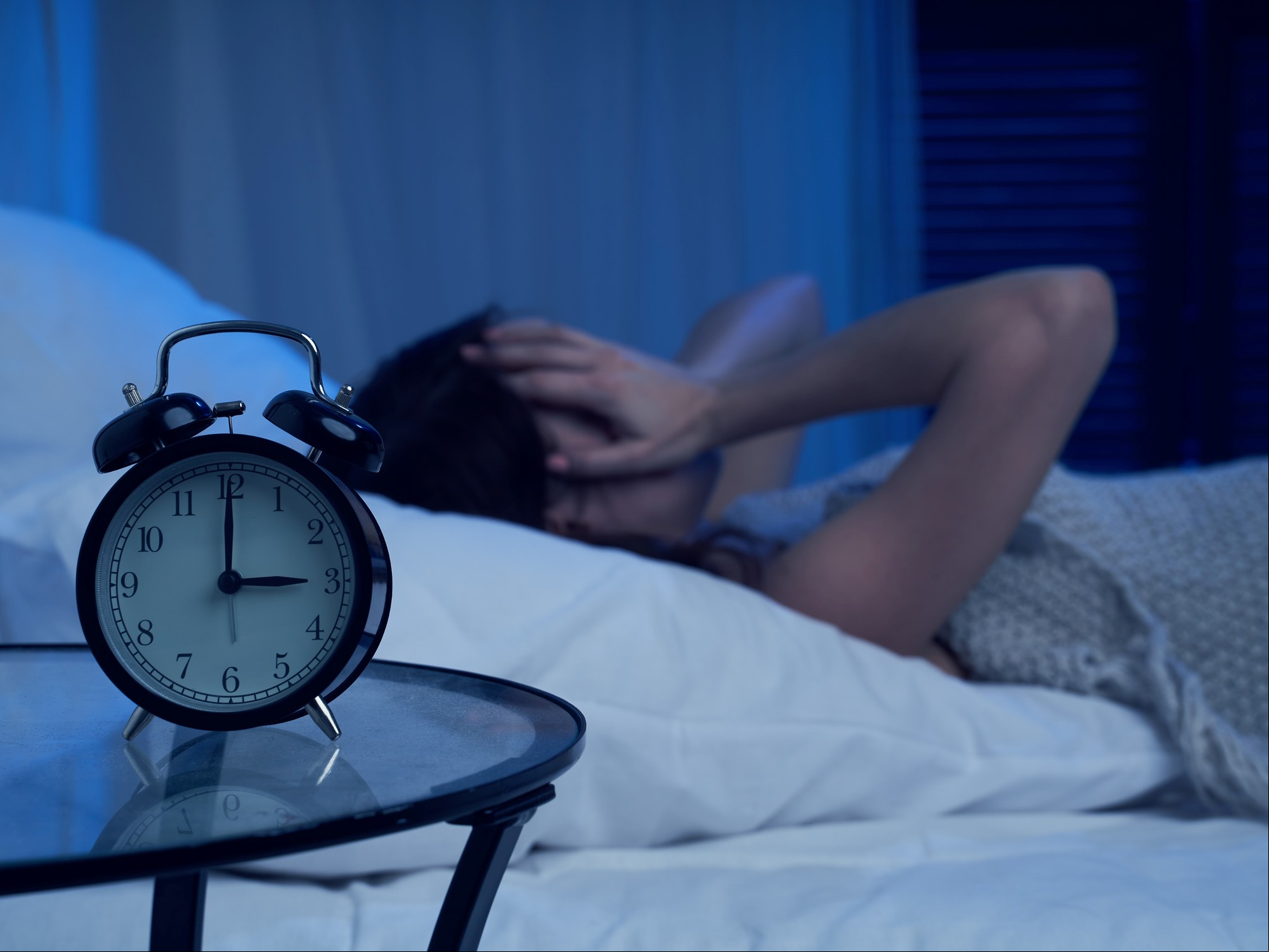 El alcohol, determinadas drogas, pastillas para dormir o cenar mucho puede ocasionar pesadillas./ Foto Shutterstock.