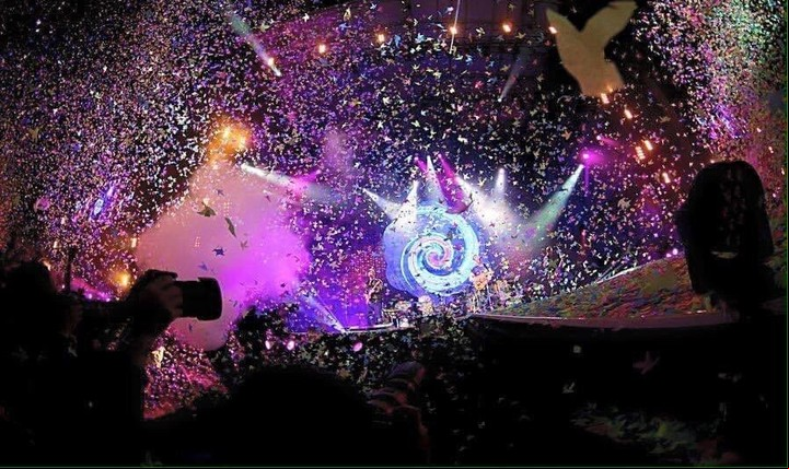 Los finales de shows de Coldplay son a pura fiesta. Foto @macesopa