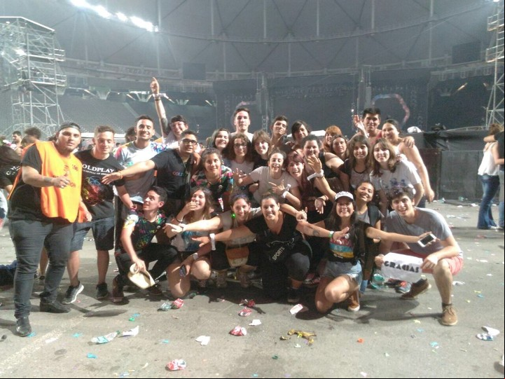 Cynthia Siracusa y el grupo de amigos con que vio a Coldplay en La Plata.