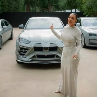 Está en la lista negra de Ferrari pero su garaje es millonario: los increíbles autos de Kim Kardashian