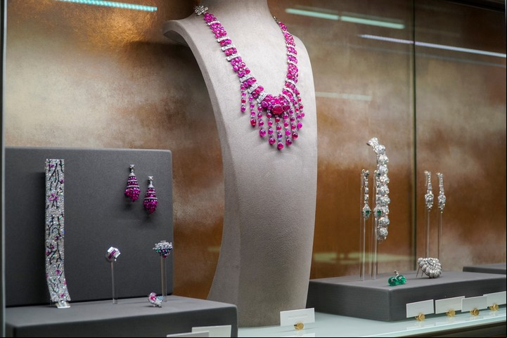 El botín incluye un collar con esmeraldas y perlas, valorado en 27 millones de euros y del que cuelga un diamante amarillo de 114 quilates, la joya más grande y preciada de esta trigésimoquinta edición de TEFAF (EFE).