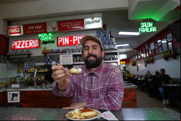 La ruta porteña del flan: el periodista estadounidense que recorrió 17 barrios para encontrar el mejor