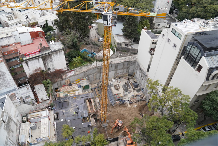 El volumen del proyecto duplica la altura permitida en este APH. Se pueden construir 4 pisos de altura, pero OM Barrio Parque tiene 8. Foto Lucía Merle
