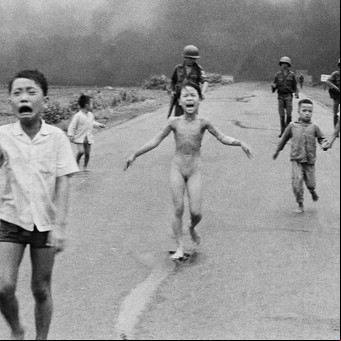 Surgen dudas sobre quién tomó una de las fotos más emblemáticas de la historia y le suspenden la autoría al ganador del Pulitzer