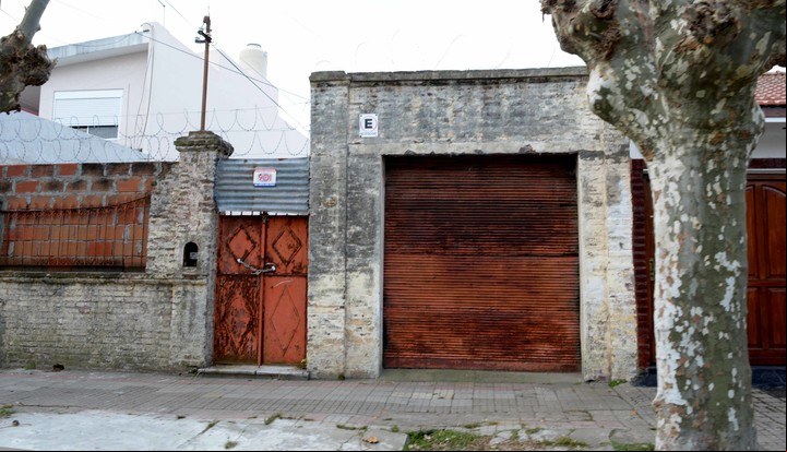 Una casa blindada contra los ladrones en calle 117 al 500 en La Plata. Foto Mauricio Nievas