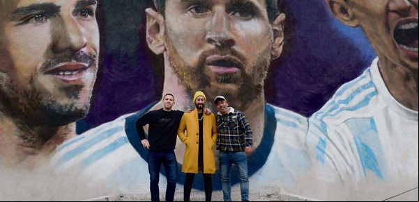 Lo pintó en un mural y Maxi Rodríguez le llevó mate y facturas: el homenaje a tres futbolistas rosarinos de la Selección