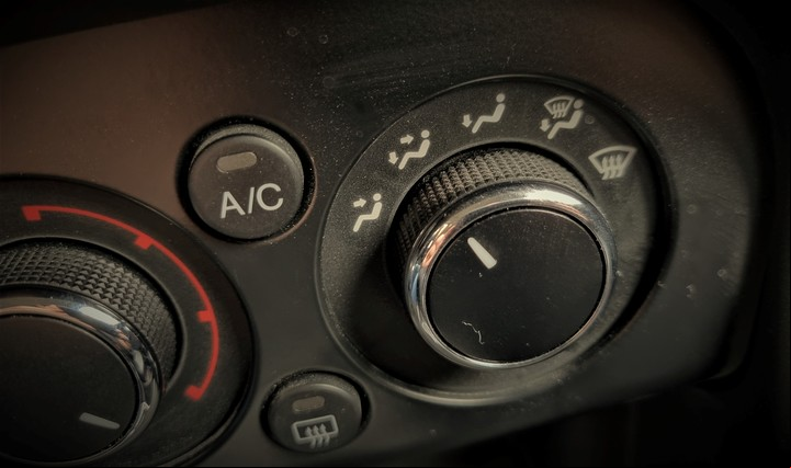En este auto Ford, para desempañar habrá que activar el A/C y girar el control de distribución de aire hasta la última posición de la derecha.