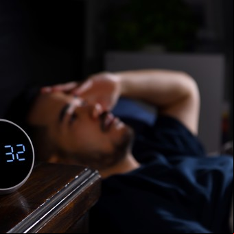 Cómo controlar los pensamientos negativos que nos asaltan por la noche y no nos dejan dormir