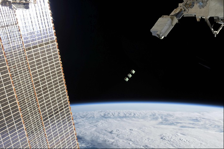El sistema de nanosatélites se interconecta a través de una base.