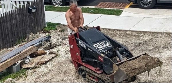 Arreglaba su jardín y encontró paquetes con dólares