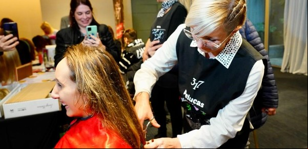 La peluquera que corta pelo para regalarlo y ya ayudó a más de 5.000 pacientes oncológicas