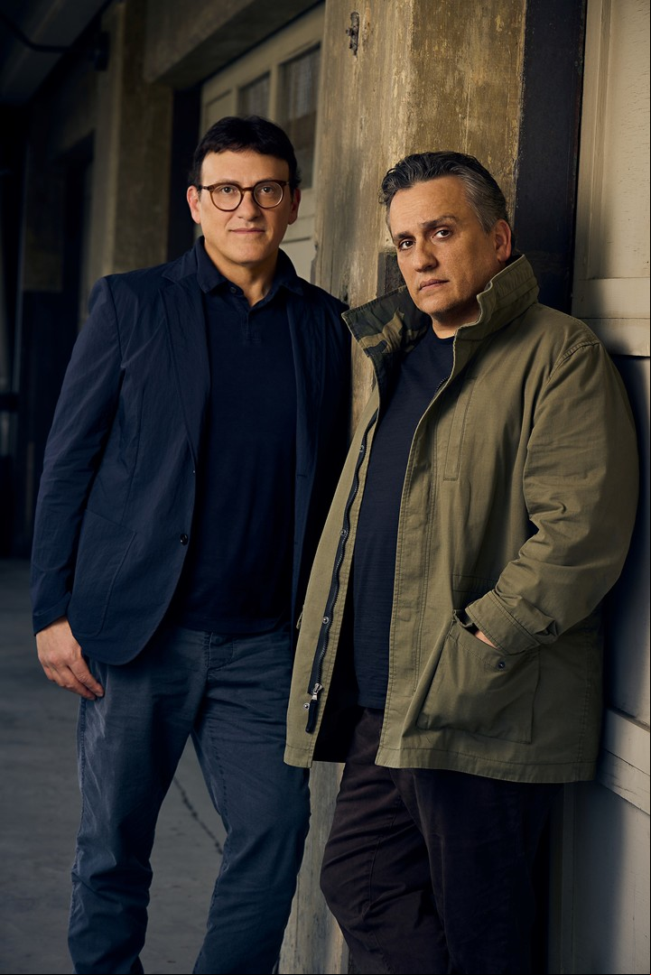 Anthony, con anteojos, y Joe. Se complementaron a la perfección en el Zoom, como lo hacen en el set de filmación. Foto Netflix