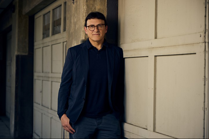 Anthony es, probablemente, el que arranca escribiendo los primeros borradores de los guiones de sus películas. Foto Netflix
