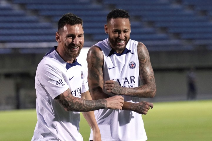 Neymar afirmó que sabía el club que jugará Leo antes de que sea oficial. (AP Photo/Eugene Hoshiko)