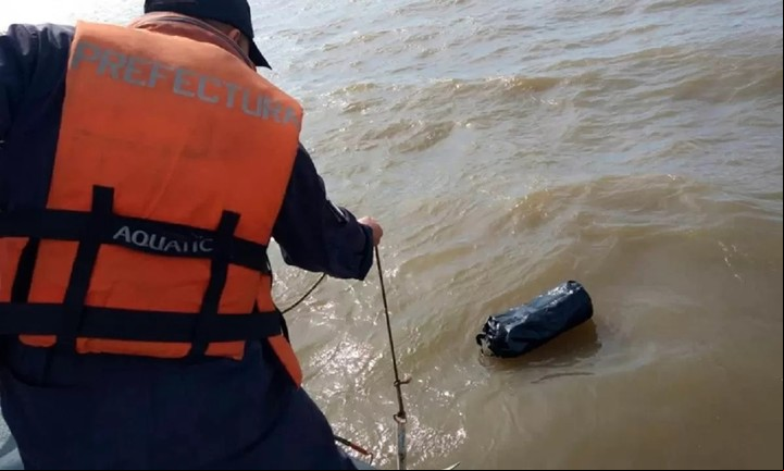 Droga a la deriva. El 30 de junio, aparecieron flotando 170 kilos en bolsos