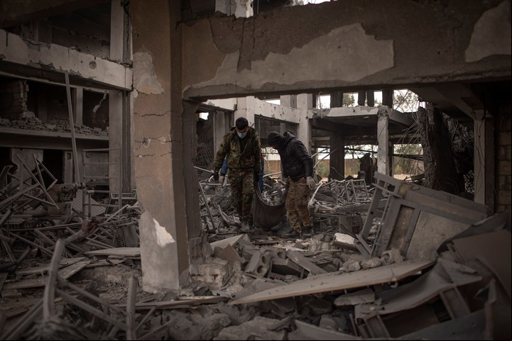 iLas Fuerzas Democráticas Sirias retiran el cuerpo de un presunto miembro de ISIS del interior de una escuela en Hasaka, Siria, el 27 de enero de 2022, después del intento de fuga de la prisión y la batalla de casi dos semanas en la ciudad. Foto Diego Ibarra Sánchez/The New York Times.